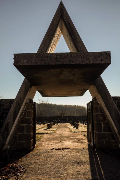 Entrada al Cementerio de Burguete. Una gran ‘A’ en la entrada al cementerio de Burguete.