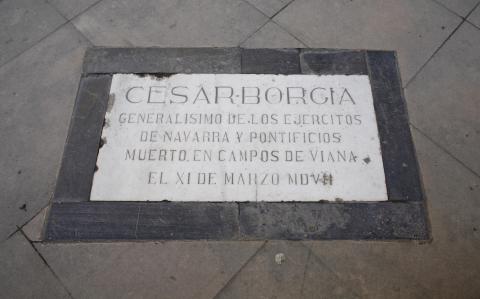 Lápida alusiva a César Borgia y su muerte en Viana instalada en el atrio de la iglesia de Santa María Lápida alusiva a César Borgia y su muerte en Viana instalada en el atrio de la iglesia de Santa María