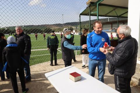 Subiza Juan Luis Arraiza recibe a un aficionado en presencia de Javier Áriz.