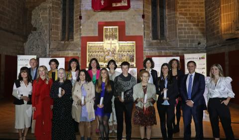 GALARDONADAS Y JURADO. Abajo, de dcha a izda: Belén Galindo; Ana Bujanda; Aurora Beltrán (premio a la cultura); Desirée Lara (premio a la labor social); Irene Nonay (premio a la juventud); Maite Ruiz de Larramendi (premio al deporte); Margarita de Val (Mu GALARDONADAS Y JURADO. Abajo, de dcha a izda: Belén Galindo; Ana Bujanda; Aurora Beltrán (premio a la cultura); Desirée Lara (premio a la labor social); Irene Nonay (premio a la juventud); Maite Ruiz de Larramendi (premio al deporte); Margarita de Val (Mujer del Año), Ana Monreal (premio a la empresa), Javier Cortajarena (director territorial de Laboral Kutxa) y Leyre Mateo. Detras, de izda a dcha; Joselo Erro, Leyre Arraiza (miembro del consejo de administración de Diario de Navarra); y los miembros del jurado Mari Carmen Garde, Sonsoles Echavarren, Marialuz Vicondoa, Eva Ruiz de Galarreta y Maitane Bueno. Posan en el refectorio de la Catedral de Pamplona donde se celebró el acto.