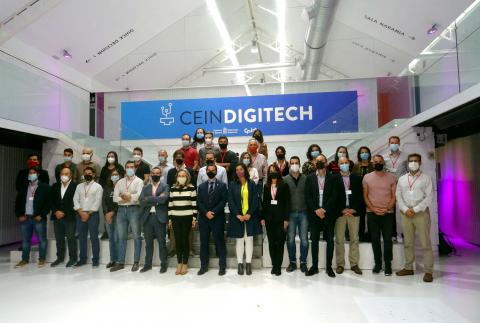 El consejero Mikel Irujo, las directoras generales Izaskun Goñi y Uxue Itoiz, y la coordinadora de CEIN María Sanz de Galdeano, con los promotorEs de los proyectos de la primera convocatoria de CEIN DIGITECH