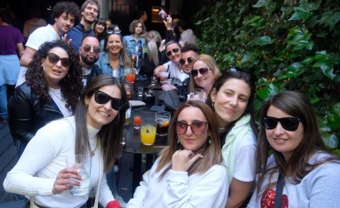 17.30 horas. Bar Kabyya. Despedida de soltera de un grupo de Badalona. “En Cataluña no se estila el tardeo, por eso hemos venido”, aclara Mireia Calero, la novia, en el centro 17.30 horas. Bar Kabyya. Despedida de soltera de un grupo de Badalona. “En Cataluña no se estila el tardeo, por eso hemos venido”, aclara Mireia Calero, la novia, en el centro