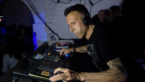 “En cinco horas pincharé 250 canciones de los 80”, dice Andoni Sáez, gerente del Subsuelo “En cinco horas pincharé 250 canciones de los 80”, dice Andoni Sáez, gerente del Subsuelo