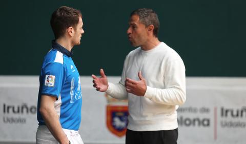 Unai Laso conversa con Aimar Olaizola, director técnico de Baiko, en el frontón Labrit