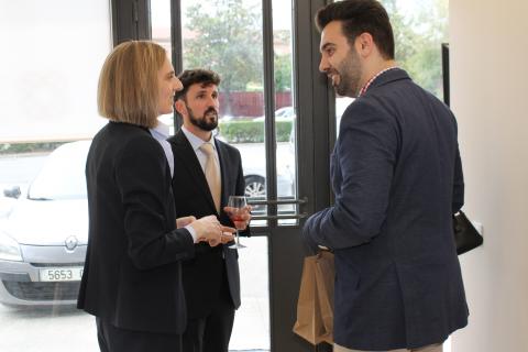 Belagua velatorio Virginia Arias y Juan Ayerra conversan con el alcalde de Zizur, Jon Gondán, en el acto de inauguración