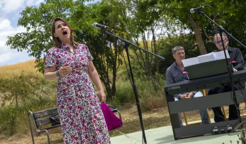 Lola Elorza canta en el homenaje a Lina Huarte-Mendicoa Lola Elorza canta en el homenaje a Lina Huarte-Mendicoa