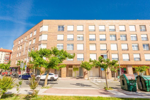 Fachada del piso en venta en plaza de Góngora, 2