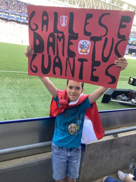 PERU 2 Gustavo, en el estadio del Espanol, con su cartel