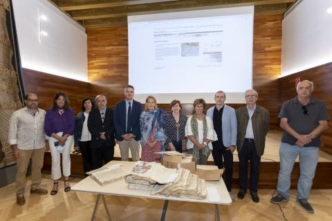 El equipo de profesionales posa junta a varios de los 170 tomos totales