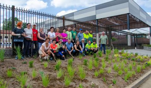auzolan-jardin-bera Vecinos que colaboraron en auzolan para arreglar el jardín en Bera