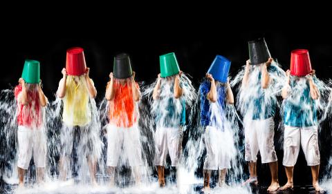 ICE-BUCKET-CHALLENGE El Ice bucket Challenge consistía en tirarse un cubo de agua fría por encima y retar, mediante una nominación, a hacer lo mismo a otros para concienciar y recaudar dinero para investigar la esclerosis lateral amiotrófica