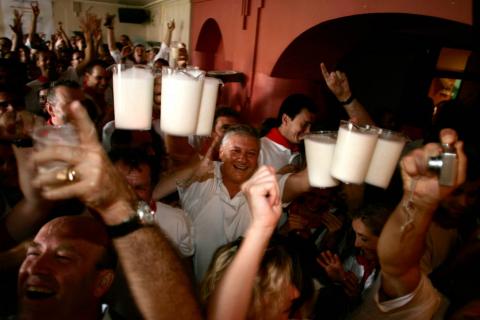 Kino Sánchez, el seis de julio, en la sociedad gastronómica Gazteluleku con seis jarras de sorbete