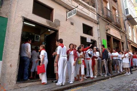 Gente haciendo cola para comprar churros en Mañueta