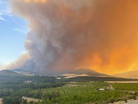 Columna de humo del incendio producido entre Obanos y Legarda vista desde Etxauri