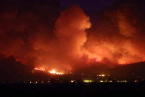 Fotos del incendio de Arguedas que ha obligado al desalojo de Valtierra, varias viviendas de Arguedas y Sendaviva.