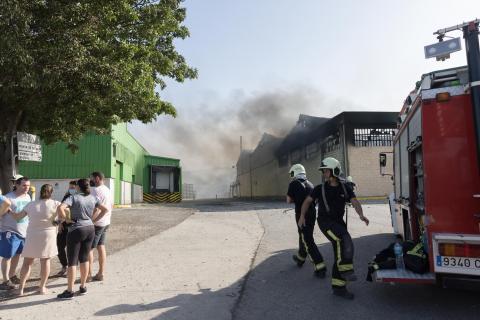 bomberos Valtierra Los bomberos trabajaban en sofocar el incendio de la empresa Planasa de Valtierra