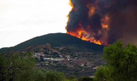 Trabajos de extinción del incendio en Gallipienzo