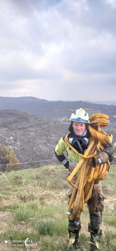 Joserra Uriarte recoge manguera tras colaborar en el incendio en Ujué Joserra Uriarte recoge manguera tras colaborar en el incendio en Ujué