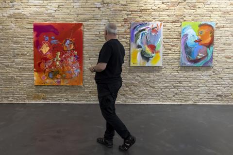 El color protagoniza la obra del artista de Carcastillo que apuesta también por una pintura gestual El color protagoniza la obra del artista de Carcastillo que apuesta también por una pintura gestual