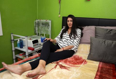Tania Velar enchufa su máquina de la diálisis peritoneal todos los días durante ocho horas Tania Velar enchufa su máquina de la diálisis peritoneal todos los días durante ocho horas