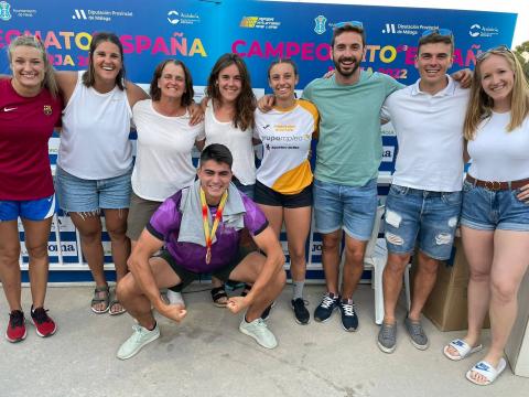 idoia LANZA JAURTI’. De izda. a dcha., Arantza Moreno, Andrea Alarcón, Idoia Mariezkurrena, Nerea Ibinaga, Laura Martínez, Nico Quijera, Manu Quijera y June Kintana. Delante, agachado, Rodrigo Iglesias. cedida