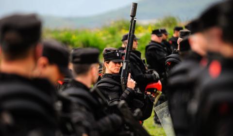 La única mujer en el grupo de intervención