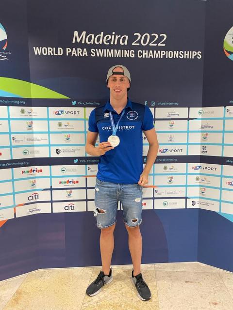 Iván con la medalla