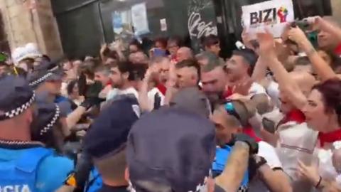 Incidentes en la calle Curia en la procesión de San Fermín