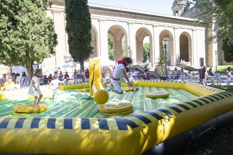 zona infantil san fermín Niños jugando en la zona de los hinchables