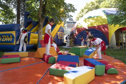 zona infantil san fermín Juegos de construcción de goma para los jóvenes arquitectos
