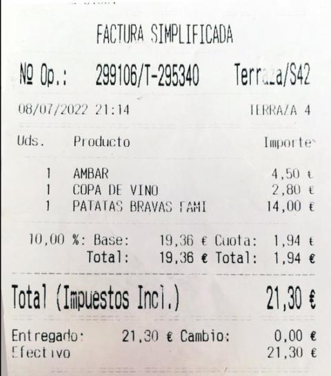Ticket con los precios en una terraza de la Plaza del Castillo