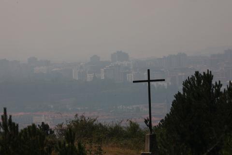 Fotos de la cortina de humo que cubre Pamplona este viernes.