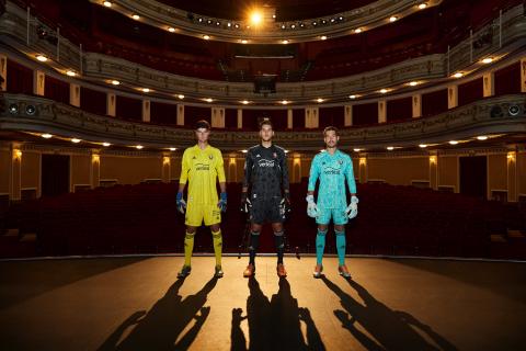 Juan Pérez, Sergio Herrera y Aitor Fernández con las nuevas camisetas de portero