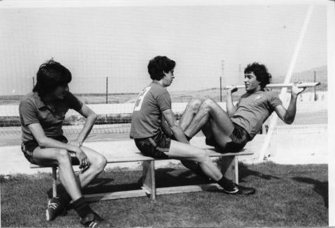 1984-13213 Una de las grandes novedades de la puesta en marcha de Tajonar fue el gimnasio. Ese tipo de actividad física no era tan cotidiana como lo es hoy y los jugadores no estaban acostumbrados a trabajar con máquinas como las cintas de correr, bicicletas, esteppers o máquinas de poleas. Eran otros tiempos.