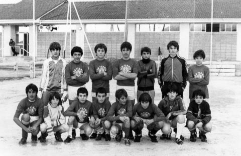1983-5501 El Torneo Interescolar tan característico de Navidad y de Tajonar arrancó el mismo año que las instalaciones. Han participado miles de chicos y chicas de Navarra entera representando a sus colegios. En la foto, el equipo de la Ikastola San Fermín, que participó en la primera edición en 1982/83.