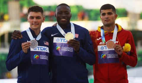 De izda. a dcha., Trey Cunningham (plata), Grant Holloway (oro) y Asier Martínez (bronce)