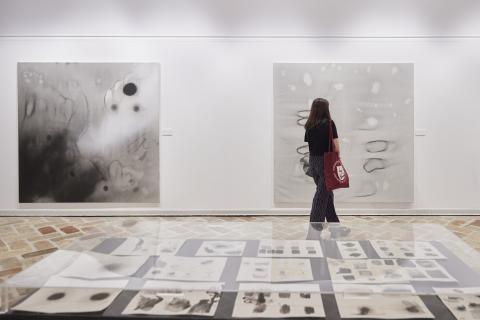 Dos obras de gran formato realizadas en tinta china, en el Polvorín, piezas que también se pueden ver en la exposición virtual. Dos obras de gran formato realizadas en tinta china, en el Polvorín, piezas que también se pueden ver en la exposición virtual.