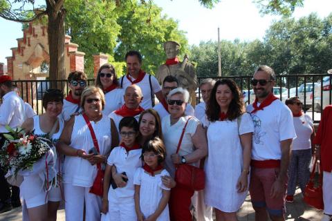 Abuela de Tudela Ana Carmen Asensio junto a su familia en la sede de la peña Moskera