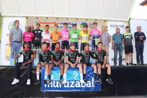 Podio final de la segunda etapa con los líderes de las diferentes clasificaciones