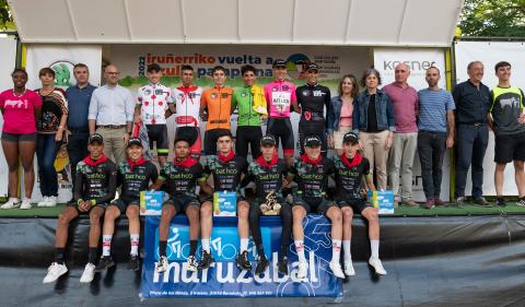 Los ciclistas del Bathco, ganador por equipos, posan en el podio junto a Mikel Uncilla (montaña), Raúl Ostiz (pamploneses), Unax Olano (metas volantes), Bernardo Gastón (líder), Gari Ugarte (esprint especiales), Ekai Morrás (combatividad etapa), flanqueados por las autoridades