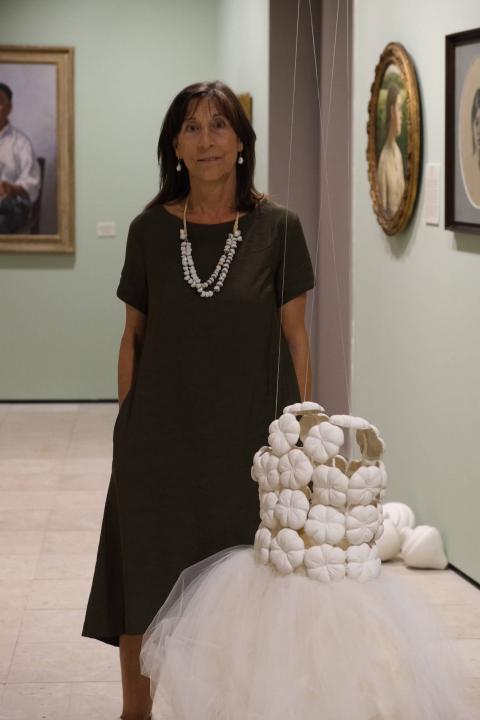 Celia Eslava, junto a una de las piezas con material textil