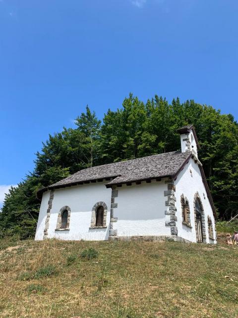 Ermita de la Virgen de las Nieves de Irati, tras la restauración Ermita de la Virgen de las Nieves de Irati, tras la restauración