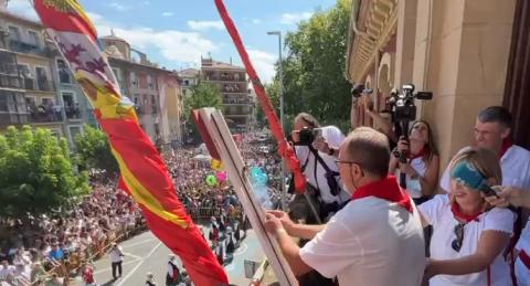 Los enfermeros Marilys Echeverría Arróniz y Juan Carlos López Oscoz han sido los encargados de prender la mecha del cohete de fiestas de Estella 2022. Ambos han tenido un recuerdo para todos sus compañeros sanitarios que han trabajado durante la pandemia y han deseado felices fiestas a todos los estelleses.