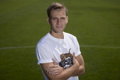 Pablo Pablo Ibáñez, ayer por la mañana en el centro del campo, donde lanzó el disparo que acabó en gol contra el Burgos el viernes
