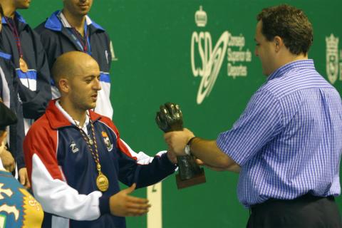 EL MEJOR PELOTARI. Raúl Oroz recibe el premio al mejor pelotari Raúl Oroz