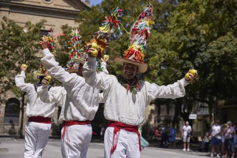 fiesta calle san lorenzo Dantzaris de Ortzadar interpretan la ‘Sagar dantza'