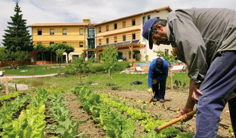 COMUNIDAD-Traperos--EMAUS-BELZUNCE Dos residentes trabajan la huerta de la Comunidad de Traperos de Emaús en Belzunce