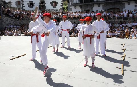 Leitza Un dantzari alza la pierna en uno de los pasos del baile.