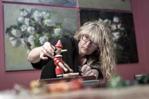 La artista Diana Iniesta, en su taller-escuela de pintura La artista Diana Iniesta, en su taller-escuela de pintura