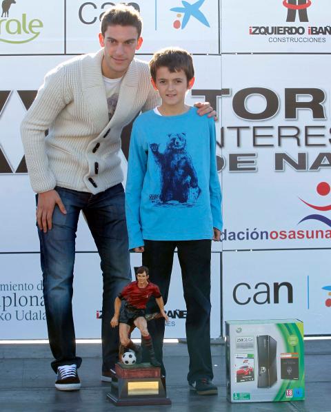 Aimar Oroz, en enero de 2013, cuando fue elegido como el mejor jugador del Torneo Interescolar de Tajonar. El trofeo se lo dio Roberto Torres, que estaba cobrando importancia en el primer equipo